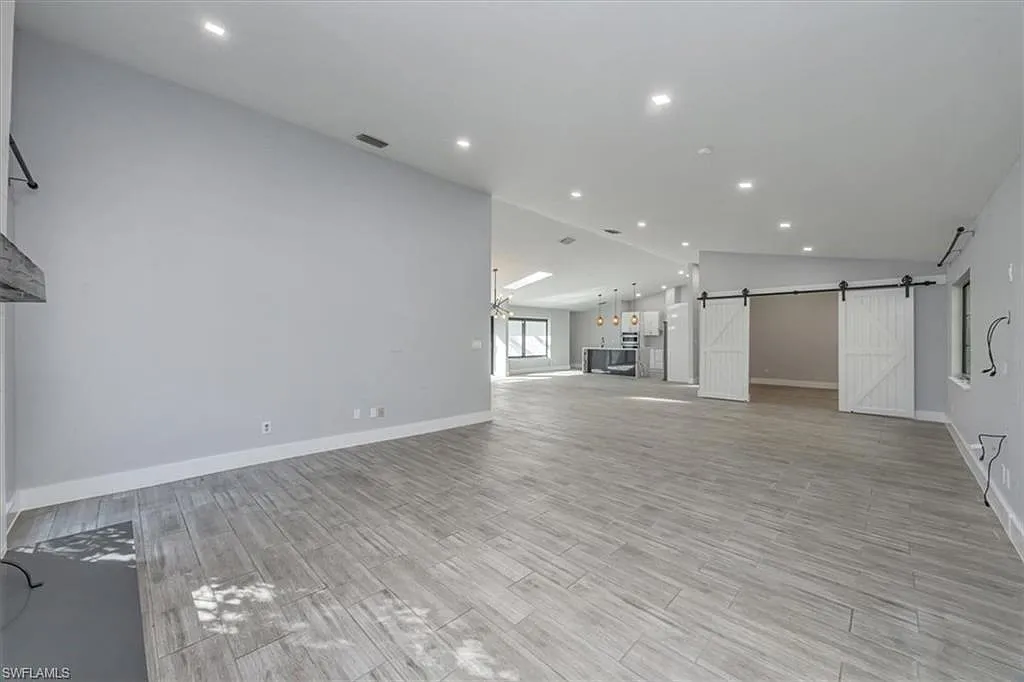 3 bed, 2.0 bath, 2652 sqft, $5,000 — Photo 4