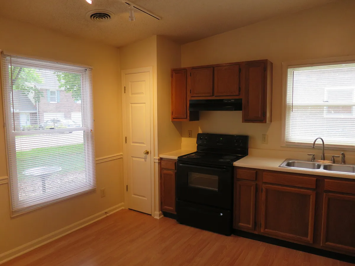 Building Photo - 409 Eagle Brook Dr #1