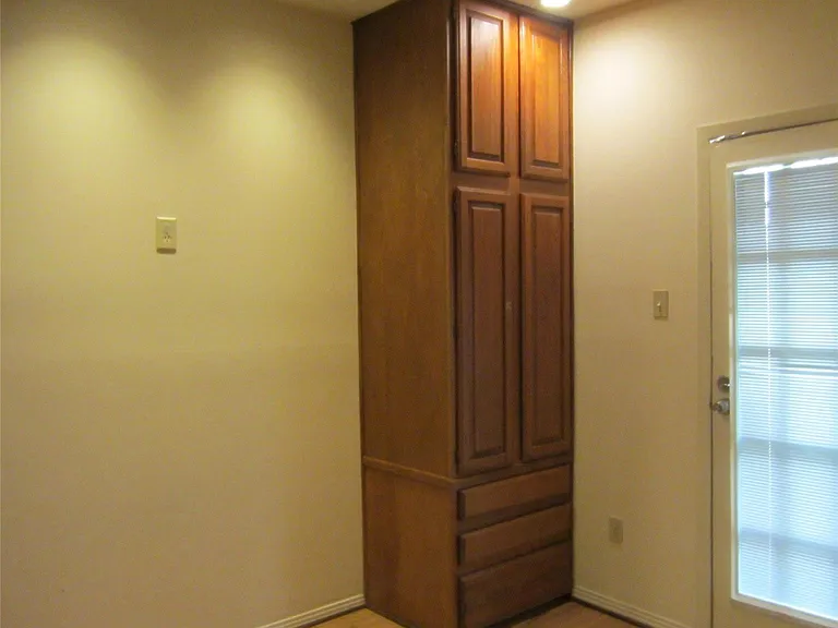 512 W Polk St — Photo 7