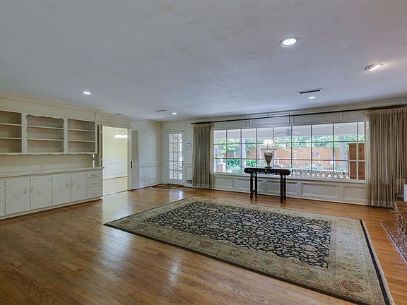 5th image of 3110 Medina Dr