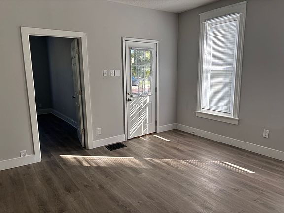 3rd image of 1427 Wall St Floor 1