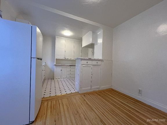 5th image of 1980 Jefferson St APT 203