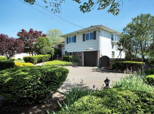 670 Garnet St, North Babylon, NY 11703