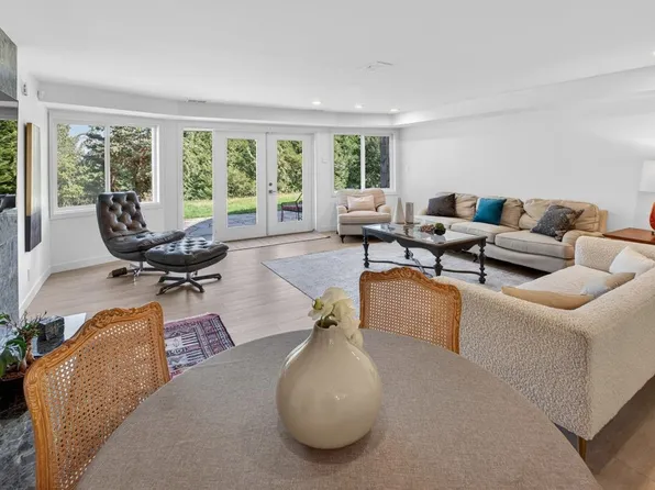 933 Eyremount Dr, West Vancouver, BC V7S 2B2