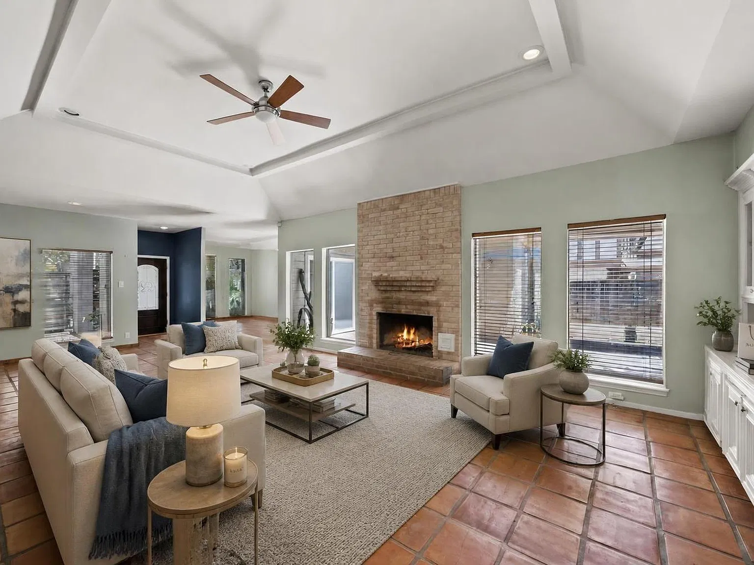 4 bed, 2.0 bath, 2159 sqft, $3,400 — Photo 4