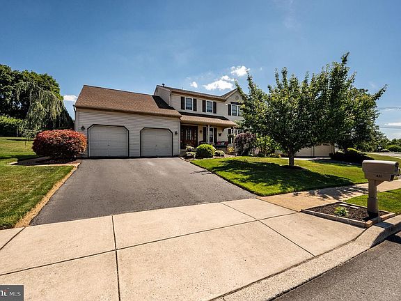 4th image of 431 Augusta Dr E