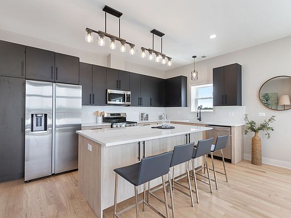2nd image of 5689 N Lincoln Ave #4S