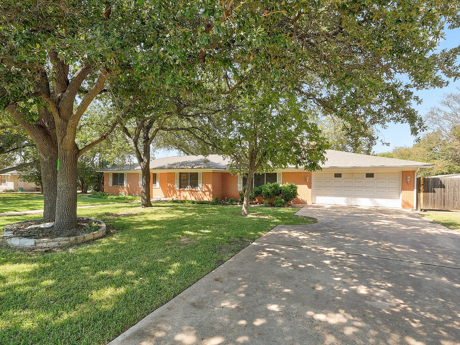 3 bed, 2879 sqft, $2,800 — Photo 2