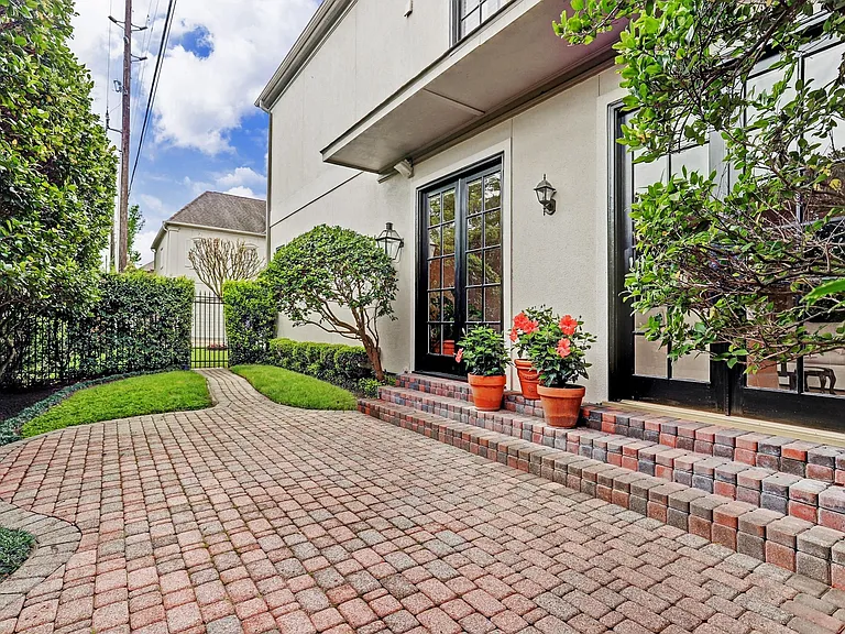 1207 Ripple Creek Dr — Photo 3