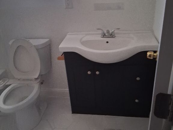 Bathroom 1/2