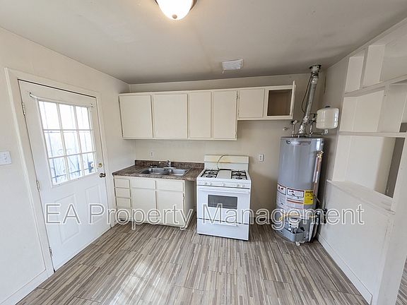 3rd image of 1010 Palomas Dr SE APT H