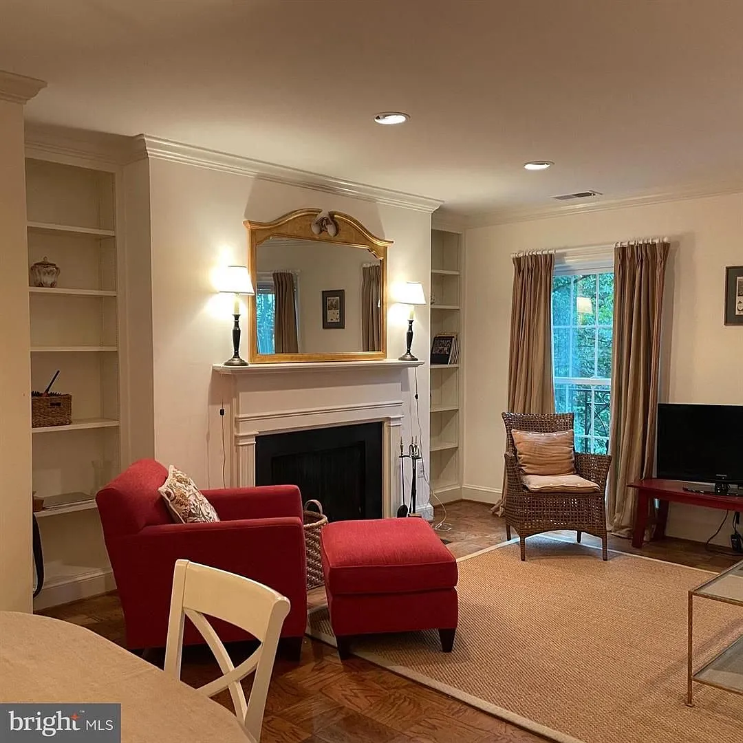 Building Photo - 3221 Sutton Pl NW #B