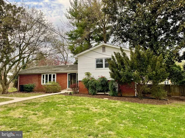 20 Alexandria Dr, Oxon Hill, MD 20745