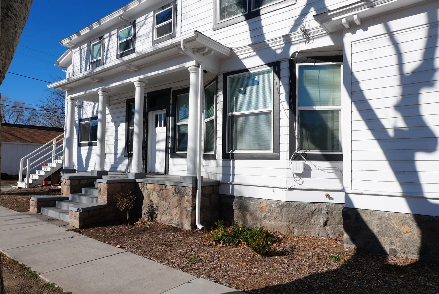 401 6th St #1 photo 1