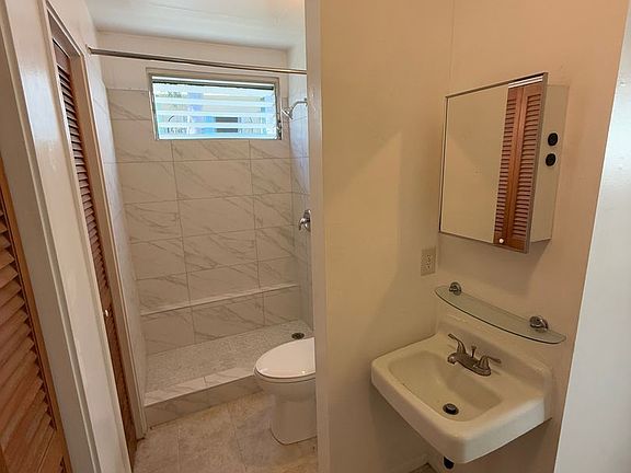 4th image of 2170 Vineyard St #106
