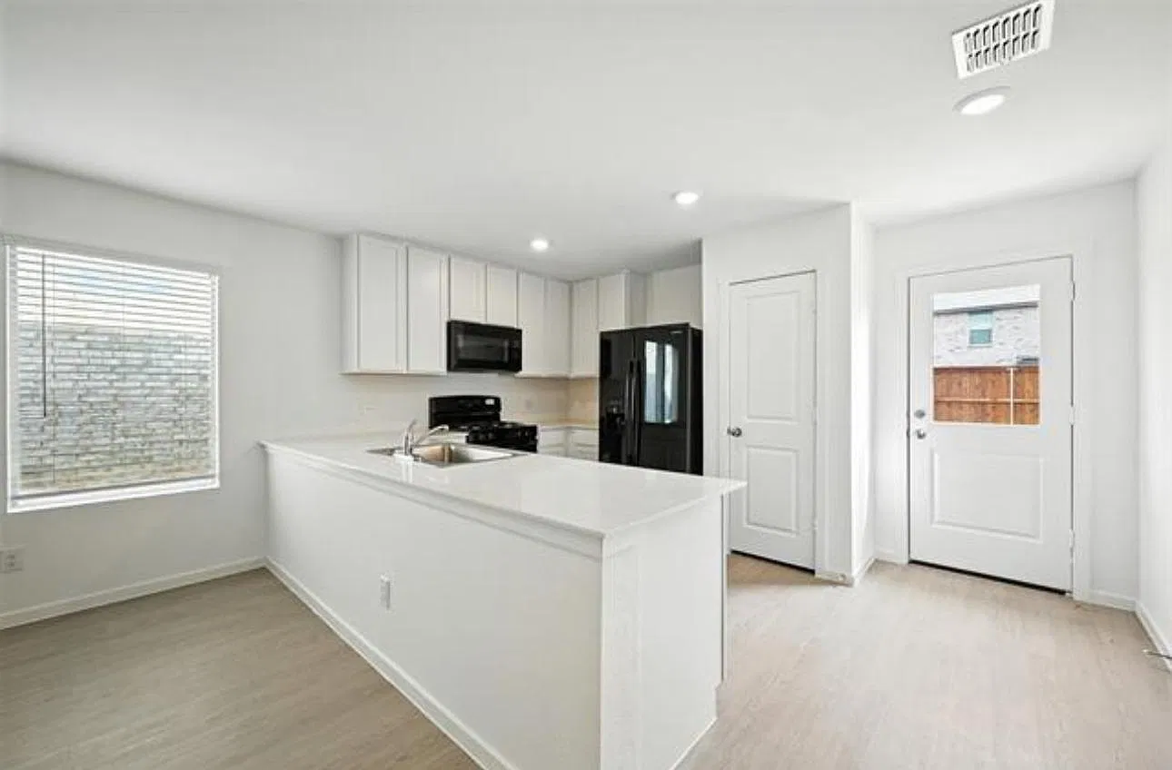4 bed, 2.5 bath, 1880 sqft, $2,400 — Photo 3