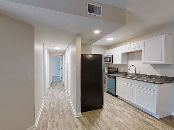 4th image of 900 E Grand Ave #101