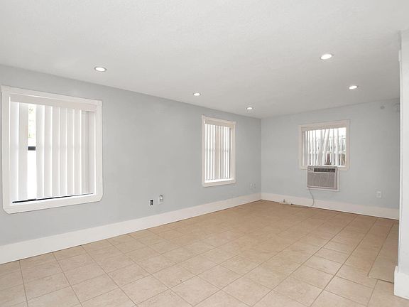 5th image of 5548 Tuskegee St #M