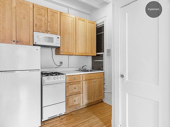 5th image of 15 Cornelia St #1FF