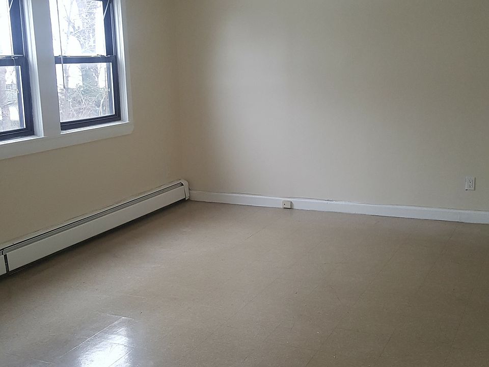 1st image of 22 W Sandford Blvd
