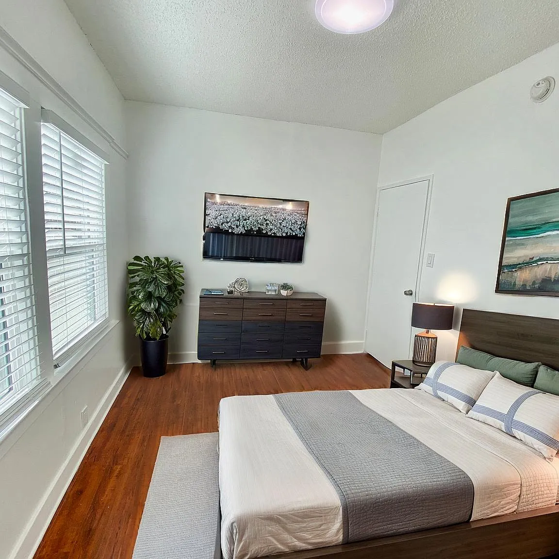 3 bed, 1200 sqft, $3,200 — Photo 4