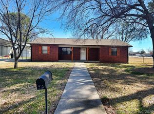 415 S 1st St, Morris, OK 74445