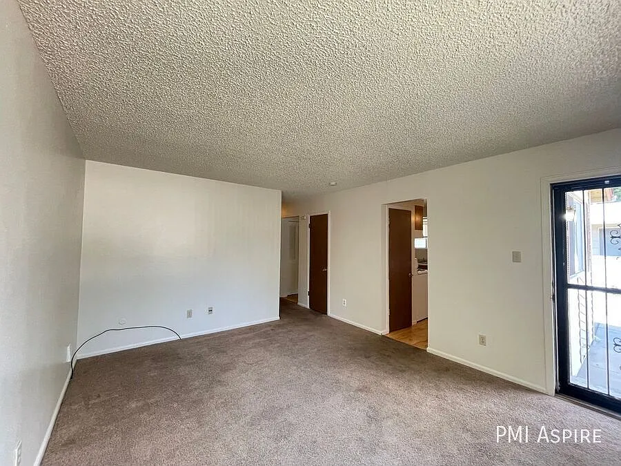 Delightful 3 Bed, 1 Bath Home — Photo 3