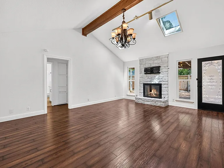1804 Stagecoach Trl — Photo 6