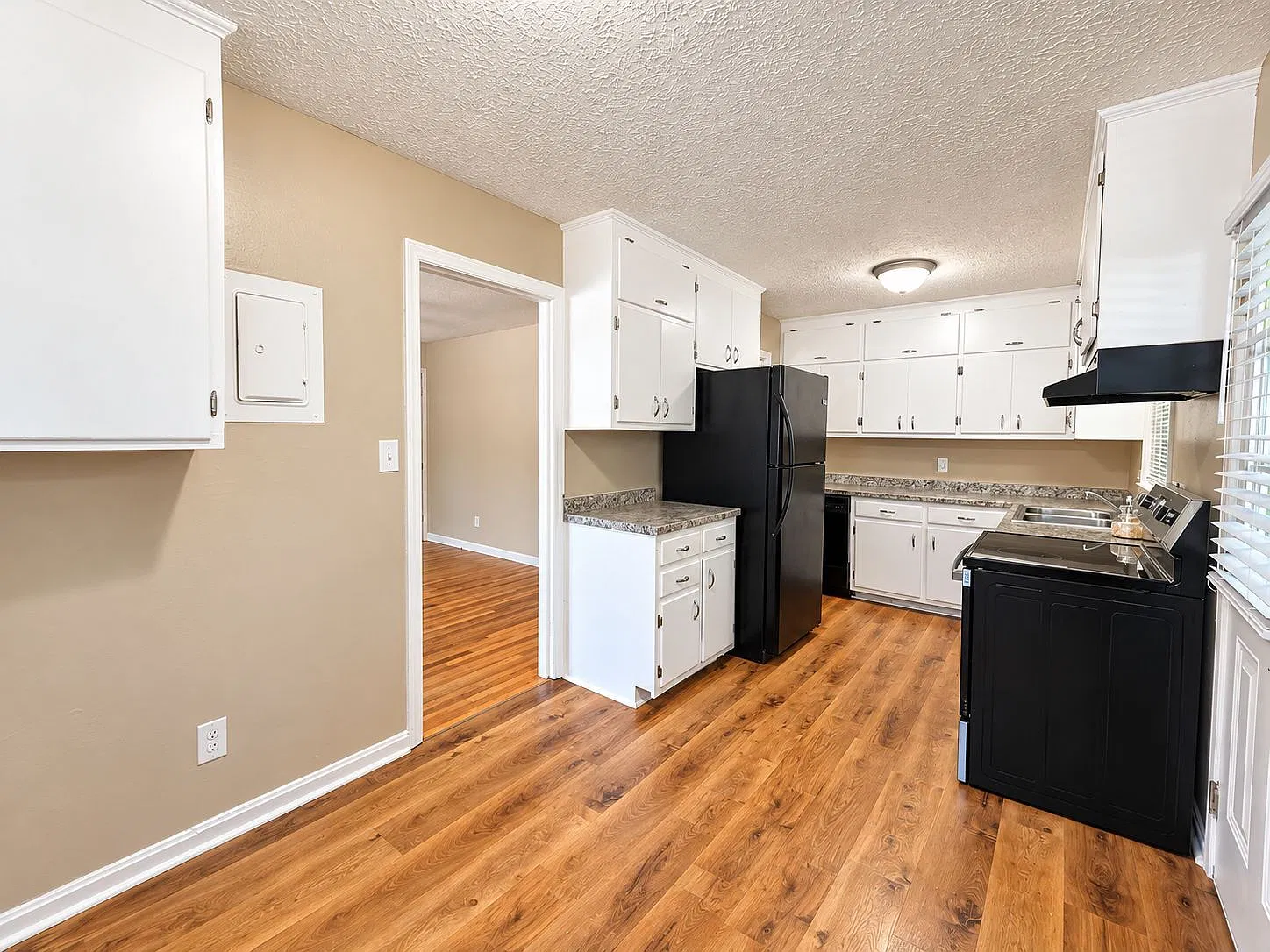 3 bed, 1.0 bath, $1,140 — Photo 2