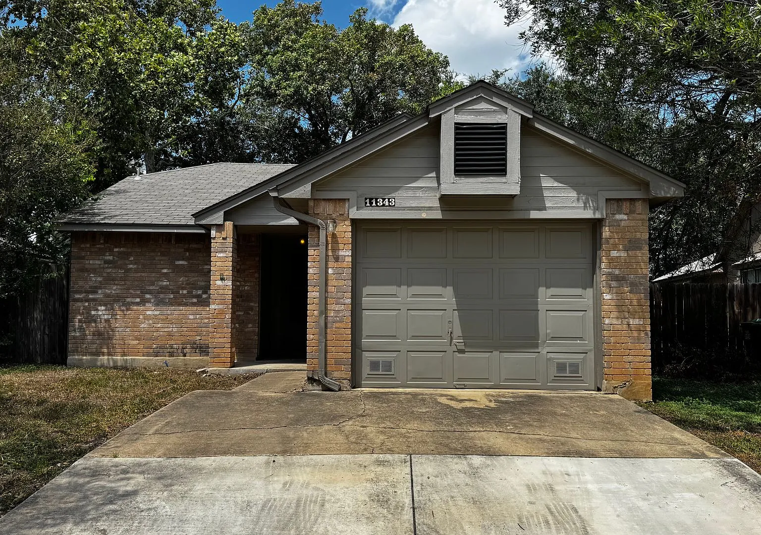 Well-maintained 3 bedroom, 2 bath home - 1,234 sq. ft. - Convenient San Antonio location near Lac... — Photo 1