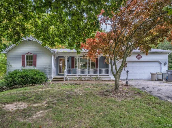 2840 Watchhill Dr, Lapeer, MI 48446
