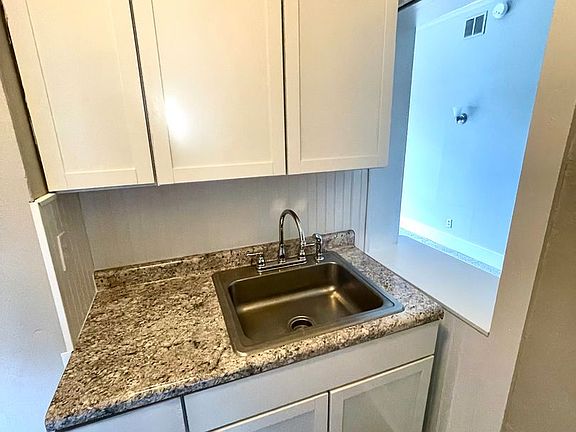 4th image of 701 N Wayne St #128