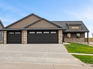 932 Red Oak St, Manchester, IA 52057