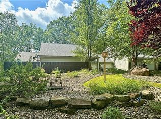 700 Hidden Valley Dr NE, Warren, OH 44484