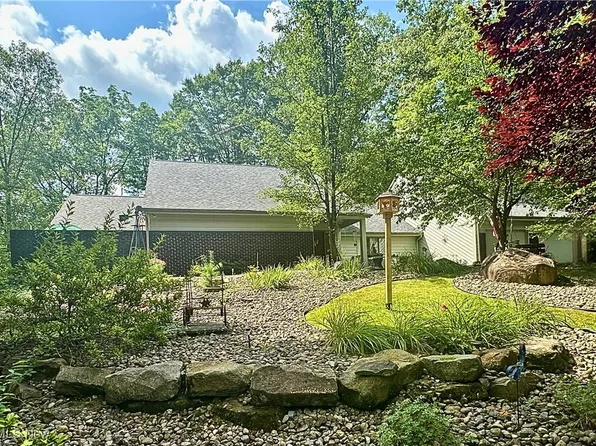 700 Hidden Valley Dr NE, Warren, OH 44484