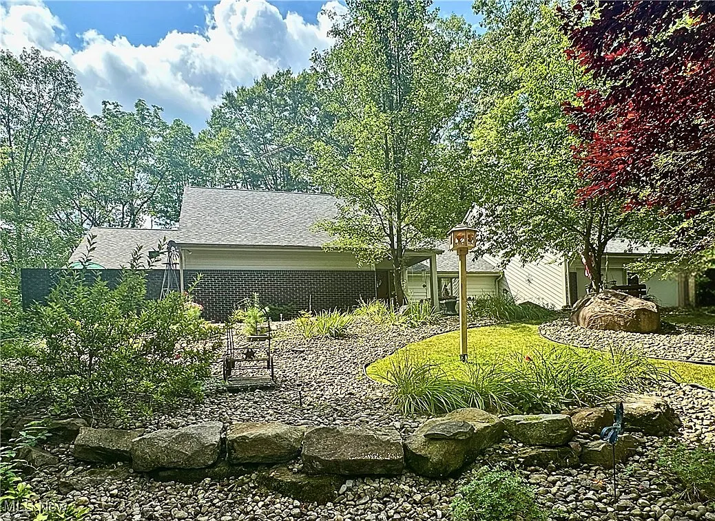 700 Hidden Valley Dr NE photo 1