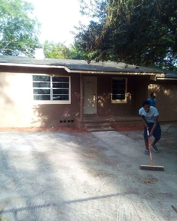 1st image of 829 NE 22nd Ter
