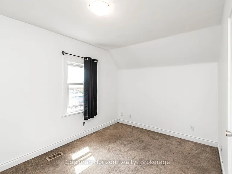 114 Weir St N — Photo 18