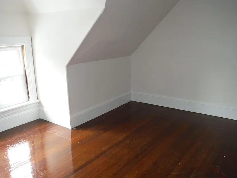 453 Glen St — Photo 11