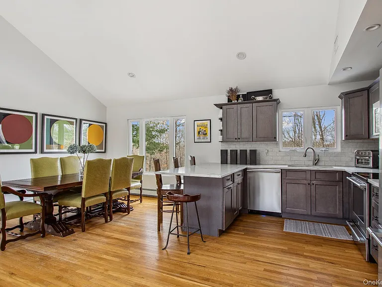 30 Squires Blvd — Photo 3