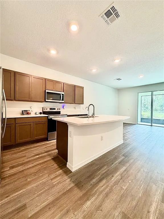 3 bed, 2.5 bath, 1673 sqft, $2,150 — Photo 4