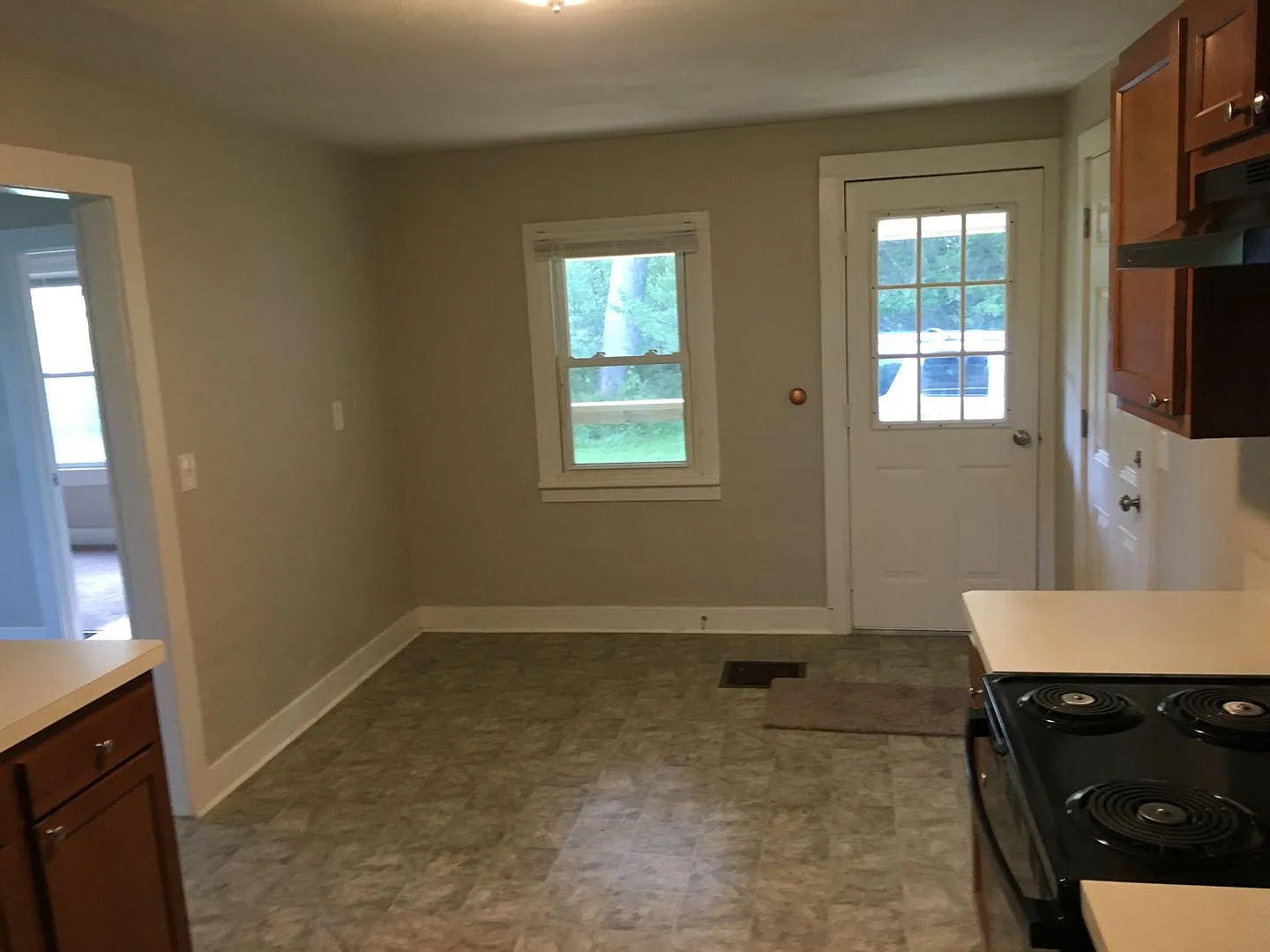 Coming Soon! Excellent 4 bed 1.5 Bath country estate with 1.5 baths and garage — Photo 4