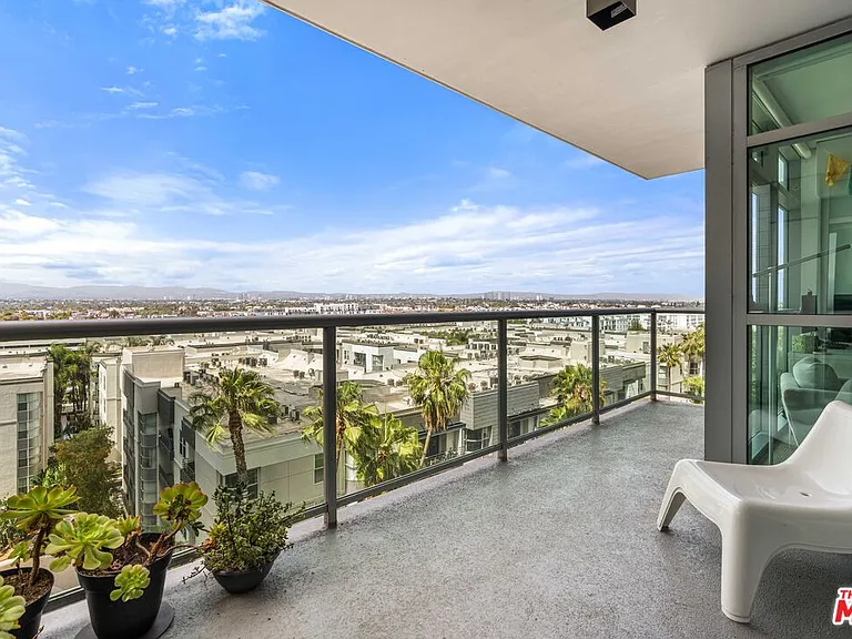 13650 Marina Pointe Dr #906 — Photo 1