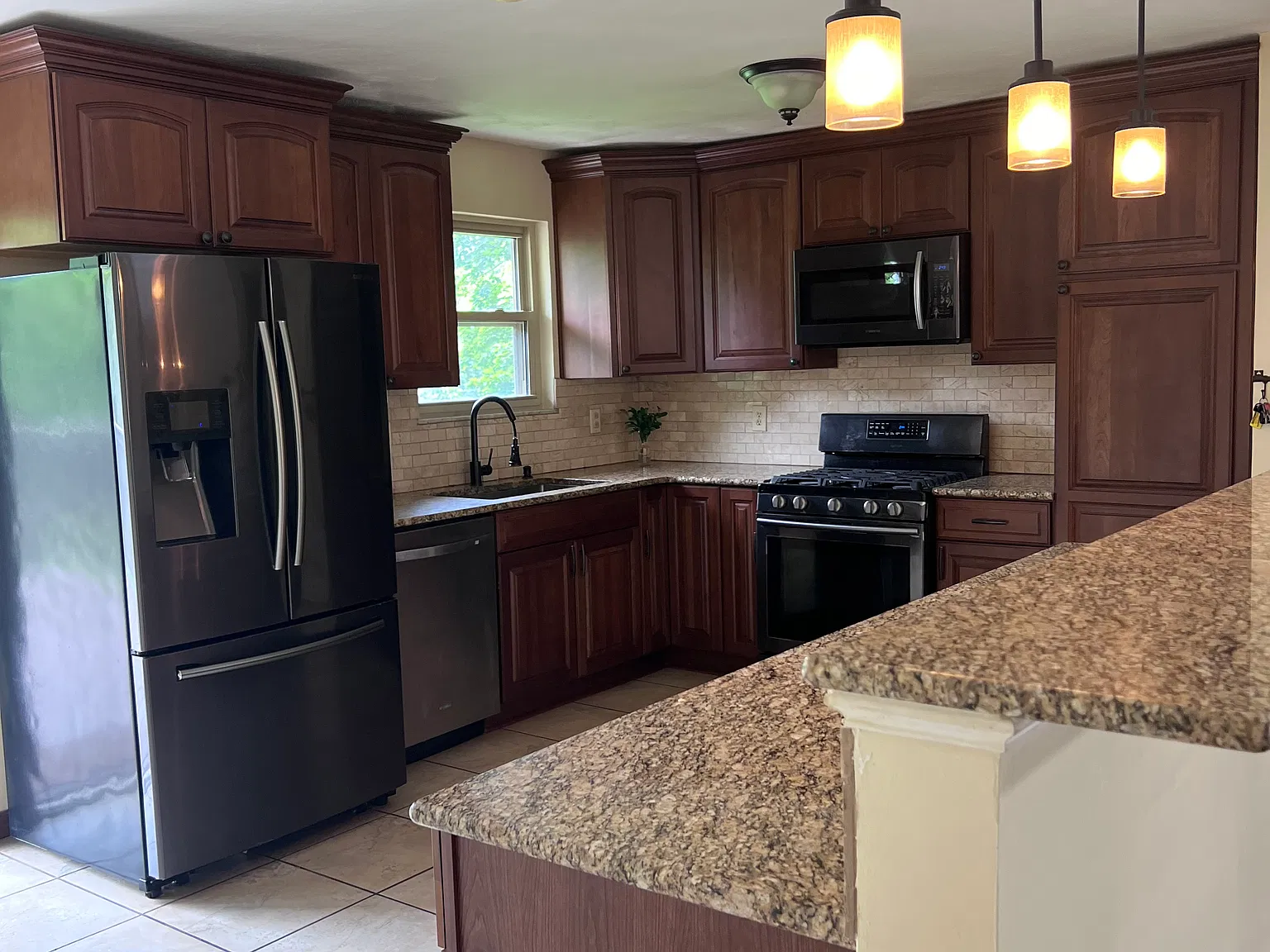 3 bed, 2.5 bath, 2200 sqft, $2,200 — Photo 4