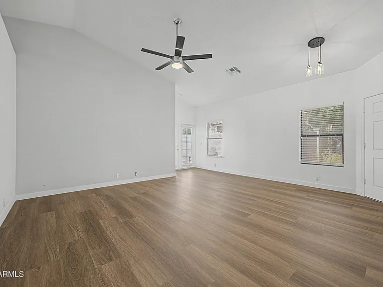 8868 W Laurel Ln — Photo 5