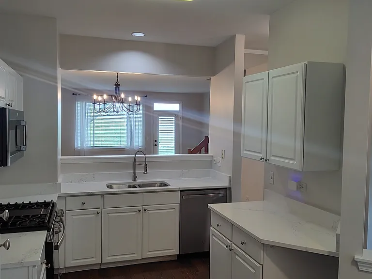 30 Waverly Ct — Photo 2
