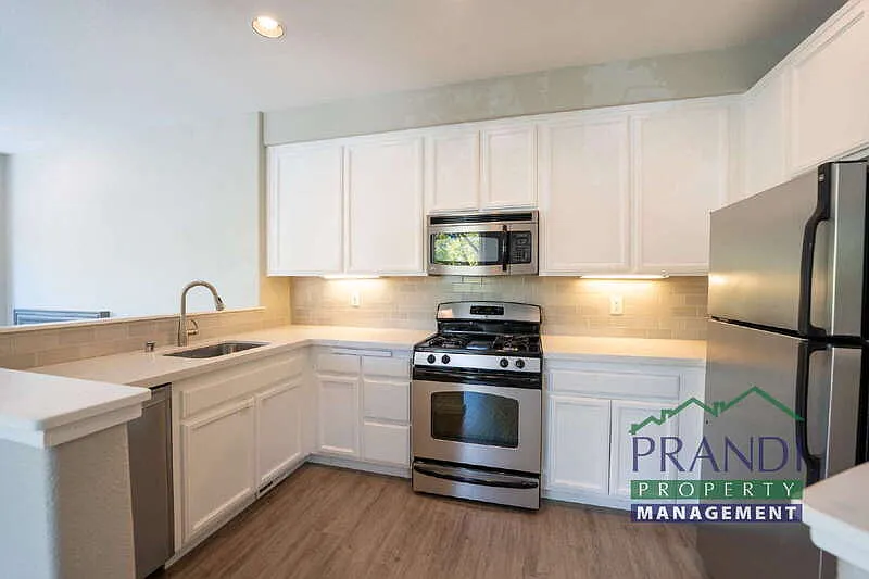 3 bed, 2.0 bath, 1397 sqft, $4,800 — Photo 4