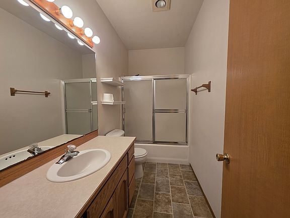 5th image of 384 Selkirk Dr