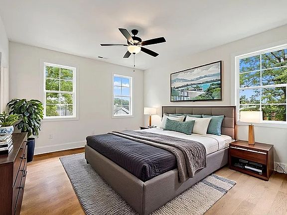 2nd image of 711 N Main St