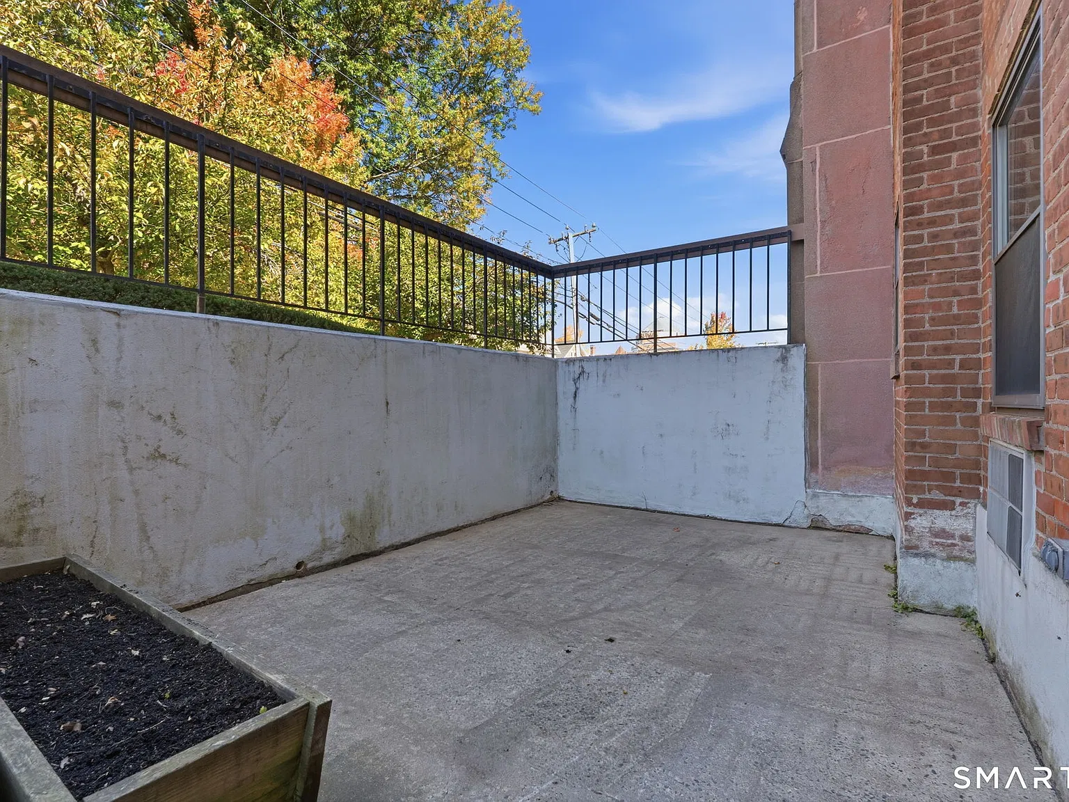 2 bed, 1.5 bath, 2074 sqft, $2,400 — Photo 2